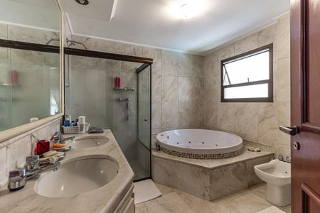 Apartamento à venda com 241m², 3 quartos e 4 vagasBanheiro da Suíte 1