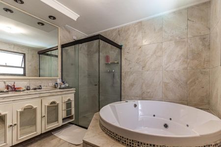 Apartamento à venda com 241m², 3 quartos e 4 vagasBanheiro da Suíte 1