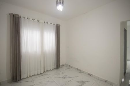 Casa para alugar com 52m², 1 quarto e sem vaga Casa para alugar com 52m², 1 quarto e sem vagaSala