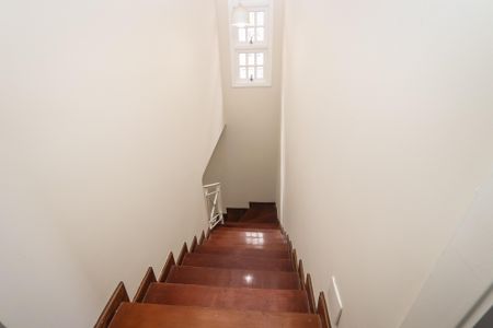 Casa de condomínio à venda com 350m², 3 quartos e 2 vagas Casa de condomínio à venda com 350m², 3 quartos e 2 vagasEscada