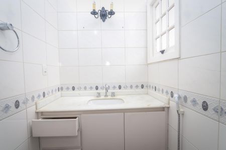 Casa de condomínio à venda com 350m², 3 quartos e 2 vagas Casa de condomínio à venda com 350m², 3 quartos e 2 vagasBanheiro da Suíte 2