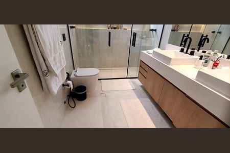 Apartamento à venda com 247m², 3 quartos e 3 vagasBanheiro da Suíte 2