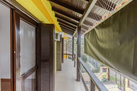 Casa à venda com 240m², 4 quartos e 2 vagas Casa à venda com 240m², 4 quartos e 2 vagasVaranda