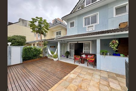 Casa de condomínio à venda com 168m², 4 quartos e 2 vagas Casa de condomínio à venda com 168m², 4 quartos e 2 vagasÁrea Externa