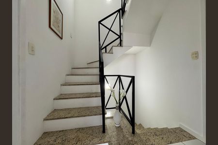 Casa de condomínio à venda com 168m², 4 quartos e 2 vagas Casa de condomínio à venda com 168m², 4 quartos e 2 vagasEscada