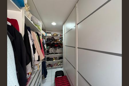 Casa de condomínio à venda com 168m², 4 quartos e 2 vagas Casa de condomínio à venda com 168m², 4 quartos e 2 vagasSuite 3 / Closet (Canadense)