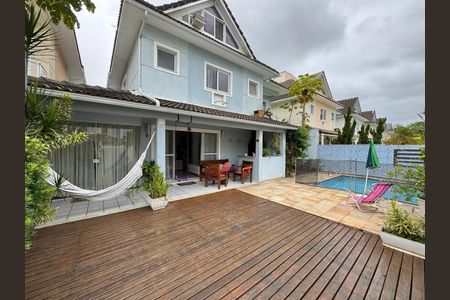 Casa de condomínio à venda com 168m², 4 quartos e 2 vagas Casa de condomínio à venda com 168m², 4 quartos e 2 vagasÁrea Externa