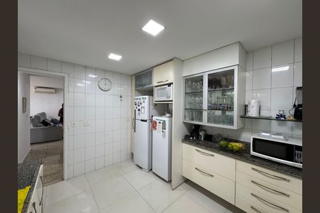 Casa de condomínio à venda com 168m², 4 quartos e 2 vagas Casa de condomínio à venda com 168m², 4 quartos e 2 vagasCozinha