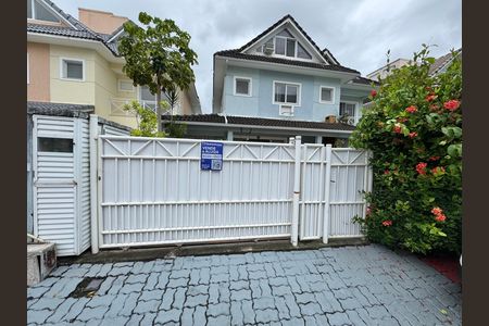 Casa de condomínio à venda com 168m², 4 quartos e 2 vagas Casa de condomínio à venda com 168m², 4 quartos e 2 vagasPlaquinha Quinto Andar