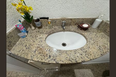 Casa de condomínio à venda com 168m², 4 quartos e 2 vagas Casa de condomínio à venda com 168m², 4 quartos e 2 vagasLavabo