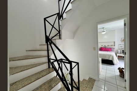 Casa de condomínio à venda com 168m², 4 quartos e 2 vagas Casa de condomínio à venda com 168m², 4 quartos e 2 vagasEscada