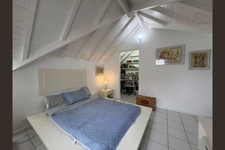 Casa de condomínio à venda com 168m², 4 quartos e 2 vagas Casa de condomínio à venda com 168m², 4 quartos e 2 vagasSuite 4