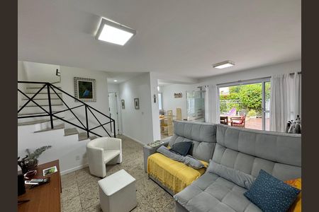 Casa de condomínio à venda com 168m², 4 quartos e 2 vagas Casa de condomínio à venda com 168m², 4 quartos e 2 vagasSala