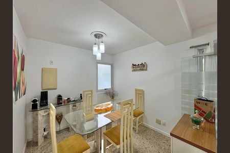 Casa de condomínio à venda com 168m², 4 quartos e 2 vagas Casa de condomínio à venda com 168m², 4 quartos e 2 vagasSala