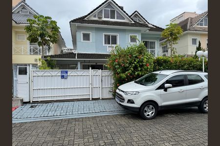 Casa de condomínio à venda com 168m², 4 quartos e 2 vagas Casa de condomínio à venda com 168m², 4 quartos e 2 vagasFachada