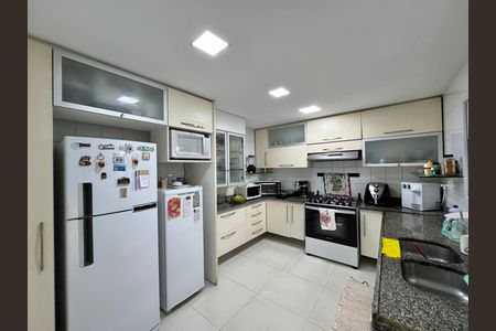 Casa de condomínio à venda com 168m², 4 quartos e 2 vagas Casa de condomínio à venda com 168m², 4 quartos e 2 vagasCozinha