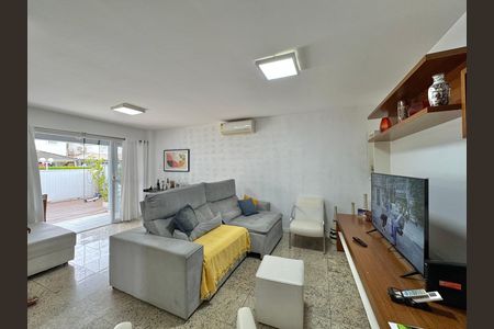 Casa de condomínio à venda com 168m², 4 quartos e 2 vagas Casa de condomínio à venda com 168m², 4 quartos e 2 vagasSala