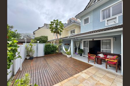 Casa de condomínio à venda com 168m², 4 quartos e 2 vagas Casa de condomínio à venda com 168m², 4 quartos e 2 vagasÁrea Externa