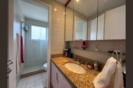 Casa de condomínio à venda com 168m², 4 quartos e 2 vagas Casa de condomínio à venda com 168m², 4 quartos e 2 vagasBanheiro Canadense