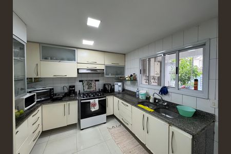 Casa de condomínio à venda com 168m², 4 quartos e 2 vagas Casa de condomínio à venda com 168m², 4 quartos e 2 vagasCozinha