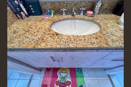 Casa de condomínio à venda com 168m², 4 quartos e 2 vagas Casa de condomínio à venda com 168m², 4 quartos e 2 vagasBanheiro Canadense