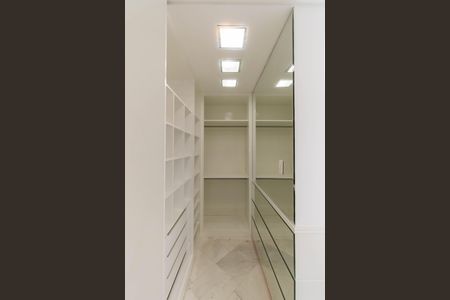 Apartamento à venda com 420m², 4 quartos e 6 vagas Apartamento à venda com 420m², 4 quartos e 6 vagasSuíte 1 - Closet