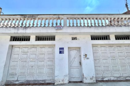 Casa à venda com 250m², 4 quartos e 4 vagasFachada e Placa