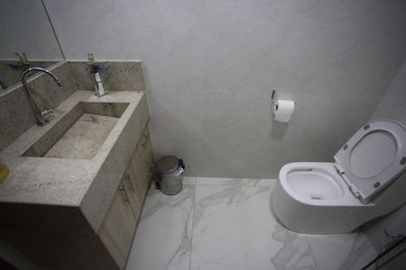 Casa à venda com 370m², 4 quartos e 3 vagasBanheiro Suíte 2