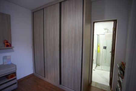 Casa à venda com 370m², 4 quartos e 3 vagasSuíte 2