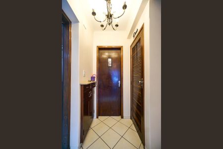 Casa à venda com 170m², 3 quartos e 2 vagas Casa à venda com 170m², 3 quartos e 2 vagasHall da escada