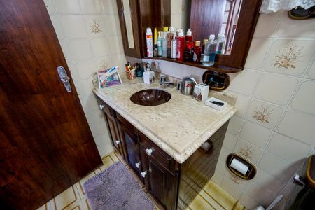 Casa à venda com 170m², 3 quartos e 2 vagas Casa à venda com 170m², 3 quartos e 2 vagasBanheiro social