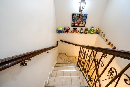 Casa à venda com 170m², 3 quartos e 2 vagas Casa à venda com 170m², 3 quartos e 2 vagasEscada