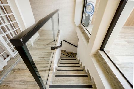 Casa à venda com 170m², 3 quartos e 2 vagas Casa à venda com 170m², 3 quartos e 2 vagasEscada