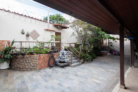 Casa à venda com 400m², 3 quartos e 6 vagasEntrada