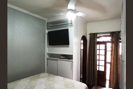 Casa à venda com 132m², 3 quartos e 5 vagasDetalhe - Quarto 01 com Suíte e Varanda