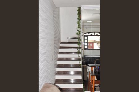 Casa à venda com 132m², 3 quartos e 5 vagasEscada Quartos