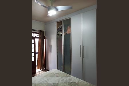 Casa à venda com 132m², 3 quartos e 5 vagasDetalhe - Quarto 01 com Suíte e Varanda