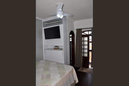 Casa à venda com 132m², 3 quartos e 5 vagasDetalhe - Quarto 01 com Suíte e Varanda