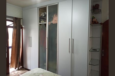 Casa à venda com 132m², 3 quartos e 5 vagasDetalhe - Quarto 01 com Suíte e Varanda