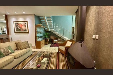 Casa à venda com 382m², 4 quartos e 5 vagasSala