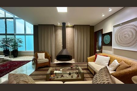 Casa à venda com 382m², 4 quartos e 5 vagasSala