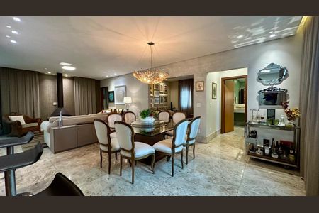 Casa à venda com 382m², 4 quartos e 5 vagasSala