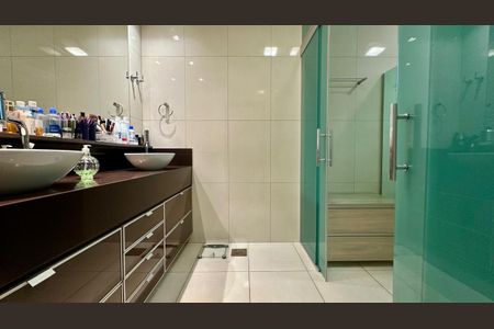 Casa à venda com 382m², 4 quartos e 5 vagasBanheiro 2