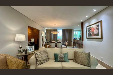 Casa à venda com 382m², 4 quartos e 5 vagasSala