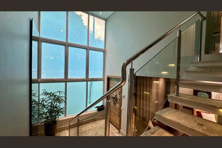 Casa à venda com 382m², 4 quartos e 5 vagasEscadas