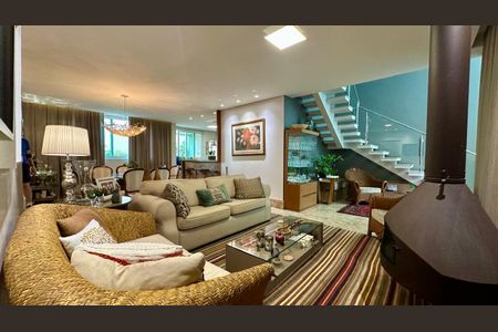 Casa à venda com 382m², 4 quartos e 5 vagasSala