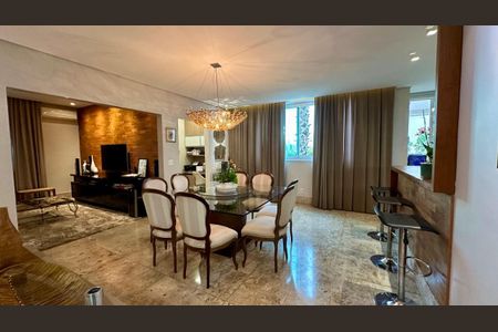 Casa à venda com 382m², 4 quartos e 5 vagasSala