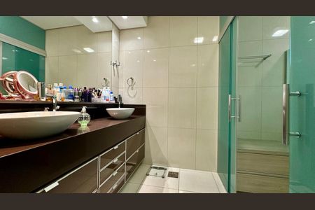 Casa à venda com 382m², 4 quartos e 5 vagasBanheiro 2