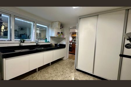 Casa à venda com 382m², 4 quartos e 5 vagasLavanderia
