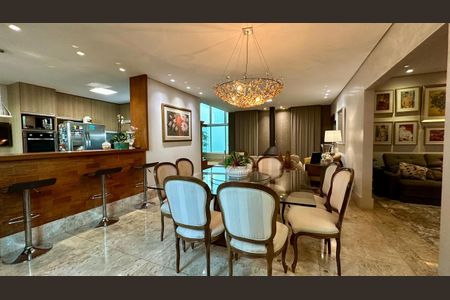 Casa à venda com 382m², 4 quartos e 5 vagasSala